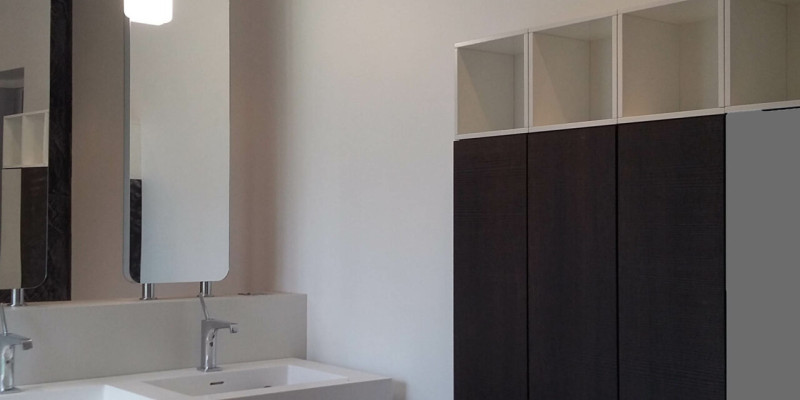 Miroir, éclairage, rangements : les éléments clés dans la salle de bains
